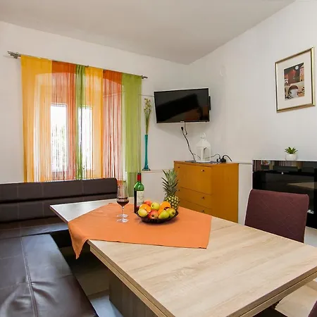 Vakantiehuis Holiday House Lapis