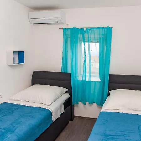 Holiday House Lapis * Janjina