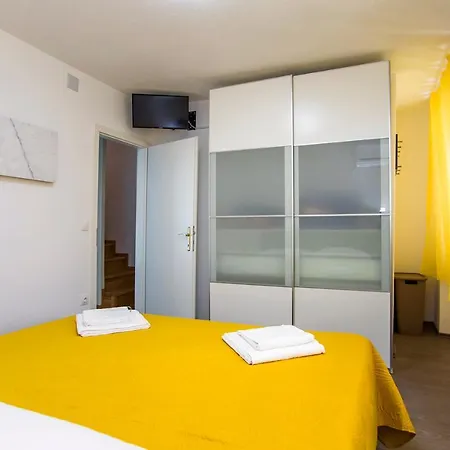Vakantiehuis Holiday House Lapis